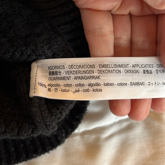 Zara Limited Edition
Beautiful Black Sweater With Embroidered Multi Color
Bows - Picture 12 of 16